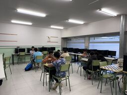 Vorschaubild In der großen Pause kommen einige Schüler in den Informatikraum zum Schachspielen.