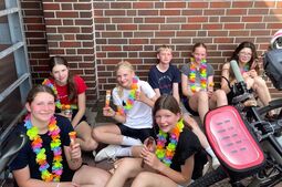 Vorschaubild Nach über 60 km bei 30° brauchen wir erstmal eine Eispause. Die Mädels und Freddi halten tapfer durch und wir haben es gleich geschafft.😁🚴‍♂️☀️