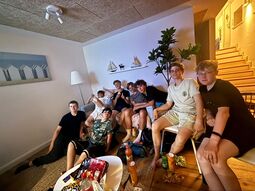 Vorschaubild WM Spiel schauen bei Leuten, die uns füttern so viel wir wollen und uns geben, was wir wollen. Wir übernachten in privater Ferienwohnung gratis. Morgen Früh ein leckeres Frühstück und morgen Mittag eine fette Torte und abends zum Ausklang Kartoffel gratin und Quarkspeise lecker lecker!