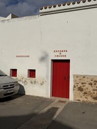 Vorschaubild Die Stierkampfarena liegt etwas versteckt und eingebaut im Zentrum. Auch heute noch werden hier Stierkämpfe zur „Belustigung“ des Publikums ausgetragen. Im Foto zu sehen der Eingang zu den Logenplätzen mit Fenstern für den Ticketverkauf.
