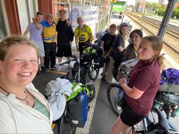 Vorschaubild So… nach einigem Drama (wären fast nicht in die Niederlande gekommen und einem Zwischenstopp in der Fahrradwerkstatt) haben wir es doch geschafft und warten auf unseren ersten Zug… ab in die Niederlande! Ab nach Amsterdam!