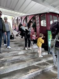 Vorschaubild Mit einem Lift fahren wir den einen Berg rauf und runter, um anschließend einen der schönsten Blicke über die Stadt zu genießen.