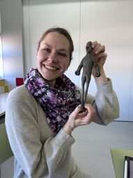 Vorschaubild Frau Adam prüft den Gorilla auf seine Eigenschaften im Technologie-Unterricht.