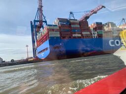 Vorschaubild Containerschiff auf der Elbe