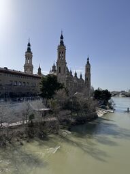 Vorschaubild Die große Kathedrale liegt direkt am Ebro.