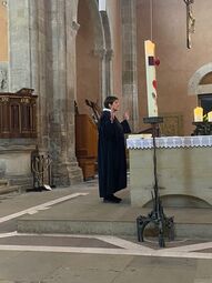 Vorschaubild Frau Bertram als Liturgin
