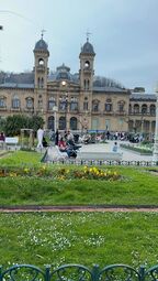 Vorschaubild Bevor es nach Hause geht noch einmal am Ayuntamiento (Rathaus) von San Sebastián vorbei, das direkt neben dem Meer, an der Strandpromenade liegt.