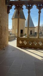 Vorschaubild Die Innenhöfe haben schöne Verzierungen, welche man im Sommer durch die grünen Kletterpflanzen kaum sehen kann.
