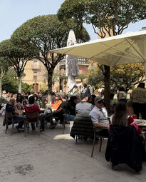 Vorschaubild Siempre hay gente en las terrazas de los bares y restaurantes.