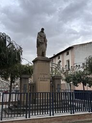 Vorschaubild San Raimundo bewacht den großen Marktplatz.