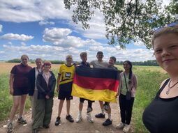 Vorschaubild Wieder on Tour… Heute geht es mit dem Fahrrad weiter, ab in Richtung Vechta. Wir vermissen aber die Radstraßen und -weg in den Niederlanden… die waren weitaus besser ausgebaut. Naja, hier gibt es keine Sprachbarrieren 🤷🏼‍♀️