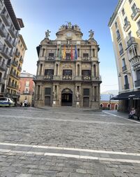 Vorschaubild Auf das Rathaus sind die Einwohner Pamplonas besonders stolz. Während der Festtage ist der gesamte Vorplatz mit rot/weiß gekleideten Menschenmengen gefüllt.