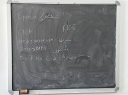 Vorschaubild Wörter aus dem Unterricht werden im PILE-Unterricht zu Stundenbeginn gesammelt und in die Muttersprache - meist arabisch- übersetzt.