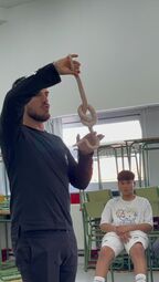 Vorschaubild Haben Schlangen eigentlich Knochen? Der Dozent macht einen Knoten und lässt die Schüler überlegen.
