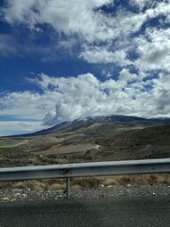 Vorschaubild Berge, Schnee und rote Erde