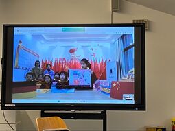 Vorschaubild Eine Schülerin stellt ihr Lapbook vor
