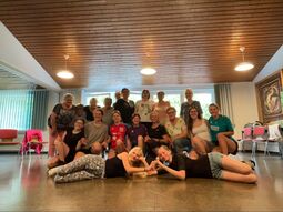 Vorschaubild Nach einem sehr holperigen und anstrengenden Tag hilft nur der Volkstanz mit den Dance-Omis<br>🪩🤩