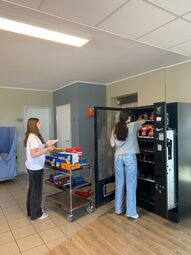 Vorschaubild Pia und Neela bei der Arbeit