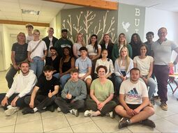 Vorschaubild Group picture in front of the tree of peace