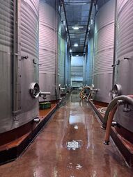 Vorschaubild Draußen und drinnen gibt es endlos viele Sammelbecken bzw. Silos.