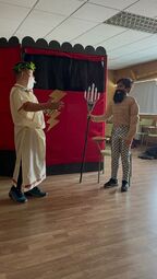 Vorschaubild Im DS Unterricht wird ein Puppentheater einstudiert, dass mit viel Witz und Humor von den 7.Klässlern erarbeitet wird.