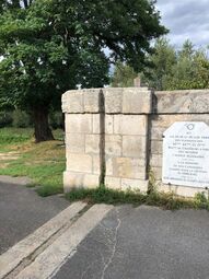 Vorschaubild À Jargeau, il y a un batardeau: c‘est un portail qui peut se fermer quand il y a des inondations. C‘est pour protéger le village.