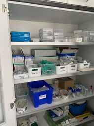Vorschaubild Medizintechnikschrank in der Chemiesammlung