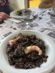 Vorschaubild Etwas eigenartig sieht die Reispfanne ja aus, aber sie schmeckt mega lecker, enthält viele Meeresfrüchte und lässt als Vorspeise kaum mehr Platz für den Hauptgang.