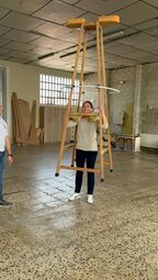 Vorschaubild Frau Adam erprobt die Steuerung der Giganten.