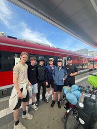 Vorschaubild Heute sind wir mit dem Zug von Hamm zur Meerlirettung in Sundern unterwegs. Nach einem verpassten Zug und ein bisschen Verspätung, sind wir noch fit und munter🚴‍♂️