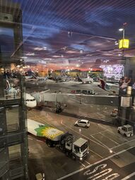 Vorschaubild Farbenspiel in der Frühe am Flughafen