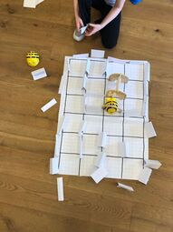 Vorschaubild In der Bücherei gibt es auch kleine "Beebots" zum Programmieren