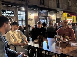 Vorschaubild Am Juevintxo ist es gar nicht so leicht abends noch einen Platz als Gruppe in einer Bar zu finden.