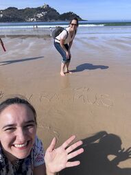 Vorschaubild Am Strand „La Concha“ testen wir das Wasser bis zu den Knöcheln.
