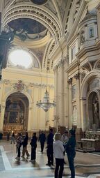 Vorschaubild Die Basílica wirkt innen hell und freundlich.