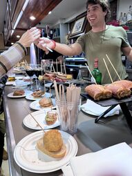 Vorschaubild Viele verschieden Pintxos stehen über die gesamte Thekenlänge bereit.