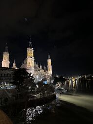 Vorschaubild Bei Nacht wird die Basílica hell erleuchtet.